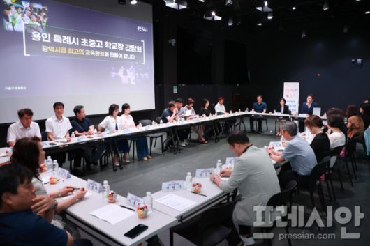 ▲9일 '용인미디어센터'에서 이상일 용인특례시장이 기흥구 지역 초등학교 교장들과 교육환경 개선을 위한 간담회를 열고 의견을 나누고 있다. ⓒ용인특례시