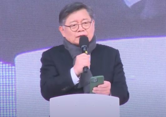 ▲임현수 캐나다 큰빛교회 목사는 2022년 3월 1일 손현보 세계로교회 목사 등이 참여한 행사에서 "요즘 대한민국은 주체사상을 신봉하는 엉터리같은 사람들에 의해 우리 아이들의 교육이 다 망가지고 있다. 무신론을 가르치고 진화론을 가르치고, 성개방, 배금주의, 개인주의, 친동성애 교육 등 반기독교적인 교육이 주입되고 있는 게 오늘날 대한민국 학교의 현주소"라며 "이대로 가면 한국교회는 10년 안에 10분의 1로 줄어든다. 이런 비극을 막으려면 교회 중심, 가정 중심의 학교를 만들어야 한다"라고 주장했다.ⓒ세계로교회 유튜브 갈무리