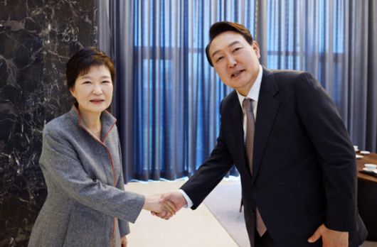 ▲ 윤석열이 대통령 당선인 시절 대구 달성군 박근혜 사저를 찾아 인사하고 있다. ⓒ연합뉴스
