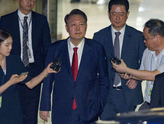 ▲12·3 비상계엄과 관련해 특검의 수사를 받는 윤석열 전 대통령이 9일 서울 서초구 서울중앙지법에서 열린 구속 전 피의자 심문(영장실질심사)이 끝난 뒤 법원을 떠나고 있다. ⓒ연합뉴스
