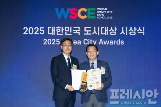 ▲15일 ‘2025년 대한민국 도시대상’ 시상식에서 대통령상을 수상하고 있는 이재준 수원특례시장. ⓒ수원특례시