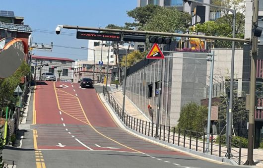 ▲익산시의 한 아파트 진입로 경사가 심한 것을 두고 시의회에서 문제를 제기하는 등 논란이 일고 있다. ⓒ익산시의회