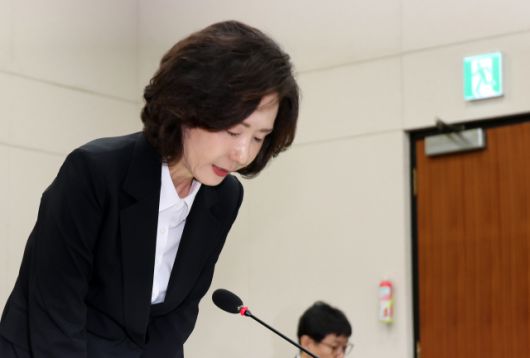 ▲이진숙 사회부총리 겸 교육부 장관 후보자가 16일 서울 여의도 국회 교육위원회에서 열린 인사청문회에서 자녀 조기 유학 등 논란과 관련해 고개숙여 사과하고 있다. ⓒ연합뉴스