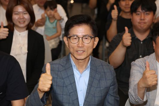 ▲지난 대선 국민의힘 후보였던 김문수 전 고용노동부 장관이 지난 11일 오후 대구 중구의 한 카페에서 지역 청년들과 간담회를 하며 포즈를 취하고 있다. ⓒ연합뉴스