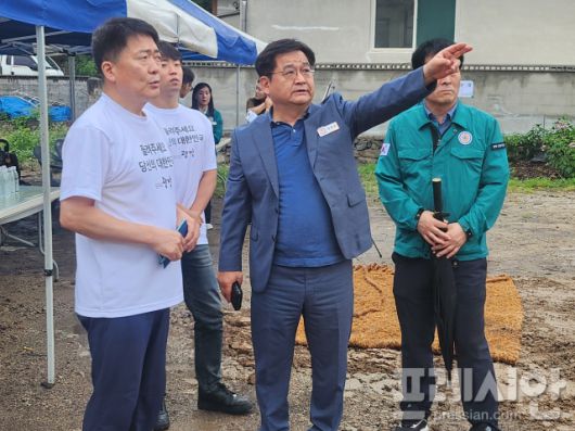 ▲ 장철웅 안동부시장이 추목리 임야를 가리키며 피해정도를 국정기획위에 설명하고 있다. ⓒ 프레시안(김종우)