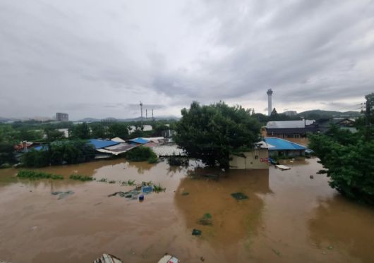 ▲아산시 염치읍 곡교천 하류 연결 제방이 무너져 인근 마을이 물에 잠겼다 ⓒ프레시안(장찬우 기자)