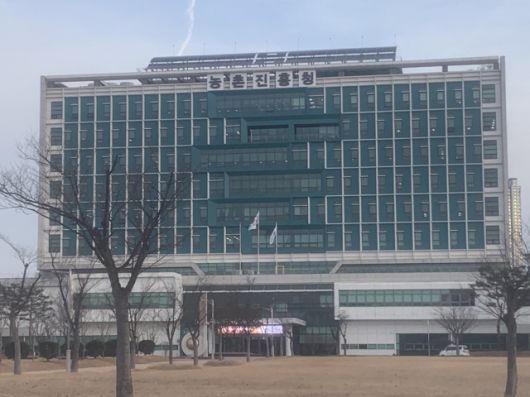 ▲농촌진흥청은 이달 21일부터 8월 31일까지 '주요 과수 탄저병 중점 관리 기간'으로 정하고 사과·복숭아·단감 주산지 5개 도(道) 20개 시·군에서 예방관찰을 강화해 가기로 했다. ⓒ프레시안