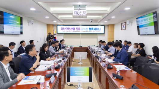 ▲참석자들은 재난안전산업 진흥을 위한 제도적 지원과 정책 실행 방안, 데이터 기반 재난 대응의 실질적 적용 방안 등에 대해 심도 있는 의견을 나눴다. ⓒ익산시