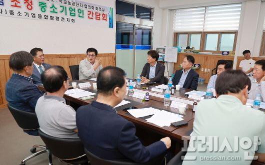 ▲이상익 함평군수가 학교농공단지 협의회 사무실에서 기업인과 간담회를하고 있다ⓒ함평군