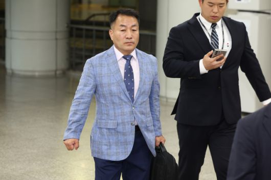 ▲국회 증언·감정 등에 관한 법률 위반 등 혐의를 받는 김계환 전 해병대사령관이 구속 전 피의자 심문(영장실질심사)을 위해 22일 서울 서초구 서울중앙지방법원으로 향하고 있다. ⓒ연합뉴스