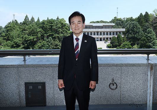 ▲ 정동영 신임 통일부 장관이 25일 판문점에 방문했다. 뒤쪽건물은 판문점 북측 지역에 위치한 판문각. ⓒ통일부