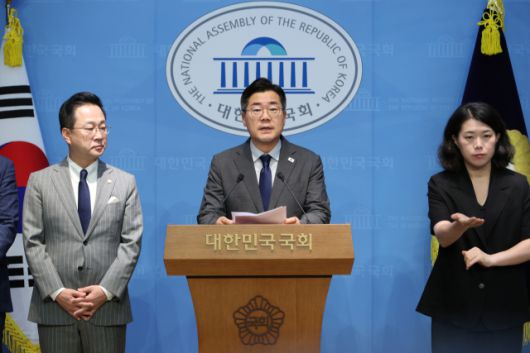 ▲더불어민주당 당대표 후보인 박찬대 의원이 25일 서울 여의도 국회 소통관에서 윤석열 전 대통령 체포영장 집행 저지에 나섰던 국민의힘 의원 45인에 대한 제명 촉구 결의안 발의 계획을 밝히고 있다. ⓒ연합뉴스