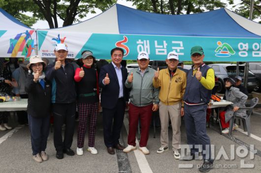 ▲2025년 5월에 열린 전라남도어르신생활체육대축전에서 이길운 해남군 체육회장과 참가자들이 기념사진을 찍고 있다ⓒ해남군 체육회