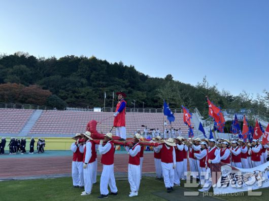 ▲2024 전남 해남군 북평면에서 열린 전라남도대축전에서 이길운 해남군 체육회장과 관계자들이 용줄다리기를 선보이고 있다.ⓒ해남군 체육회