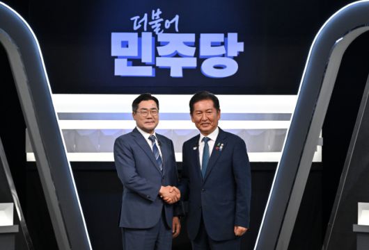 ▲더불어민주당 당 대표 선거에 출마한 정청래(오른쪽)·박찬대 후보가 27일 오후 서울 영등포구 여의도 KBS 신관 공개홀에서 2차 텔레비전 토론회 시작 전 악수를 하고 있다. ⓒ연합뉴스