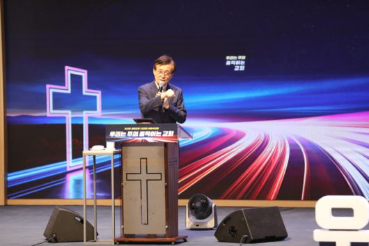 ▲김운용 장로교신학대학 총장이 지난 26일 청주 상당교회 2025전교인 여름수련회에서 특강을 하고 있다. ⓒ상당교회 열두광주리