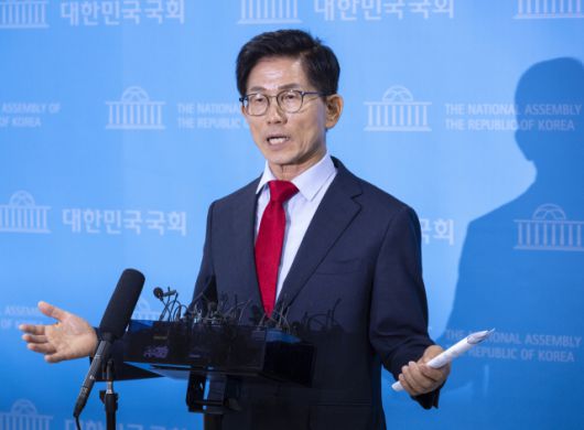 ▲국민의힘 대표 선거에 출마한 김문수 후보가 31일 국회 소통관에서 비전·공약 발표를 마친 뒤 취재진의 질문에 답하고 있다. ⓒ연합뉴스
