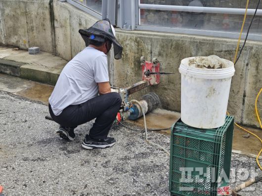 ▲지난 4일 폭우로 2차례 침수 피해를 입은 광주 북구 서방천 인근 홍수방어벽에 당국에서 지름 200㎜ 배수구를 뚫고 있다.2025.08.04ⓒ프레시안(김보현)