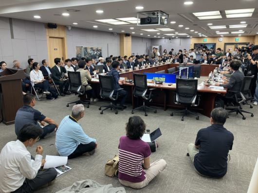 ▲8월 5일 오후 서울 여의도 국회의원회관에서 열린 '산림 경영 논쟁 관련 토론회'가 열렸다. 일부 참석자들은 좌석이 부족해 바닥에 앉아서 토론회를 지켜봤다. ⓒ프레시안(손가영)