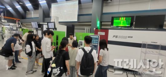 ▲안산 원곡고등학교가 지난 6일 ‘지역산업 현장 탐방 리포트’ 체험 프로그램을 진행 중인 모습. ⓒ안산교육지원청