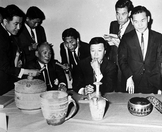 ▲ 기자들과 인도 문화재에 대해 질의응답하고 있는 한국 전문가들의 모습(1966년). ⓒ 국가기록원