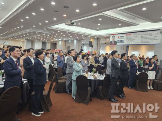 ▲11일 오후 광주 서구 홀리데이인 호텔에서 열린 김화진 국민의힘 전남도당위원장 취임식에서 참석자들이 국기에 대한 경례를 하고 있다.2025.08.11ⓒ프레시안(김보현)