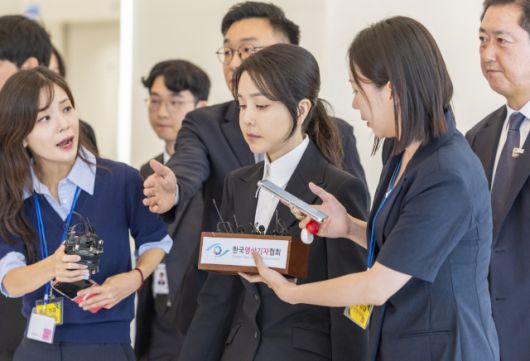 ▲윤석열 전 대통령 배우자 김건희 여사가 6일 서울 종로구 KT광화문빌딩 웨스트에 마련된 민중기 특별검사팀 사무실에 피의자 신분으로 출석하고 있다. ⓒ연합뉴스