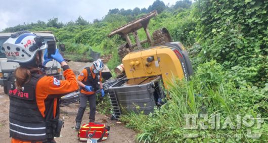 ▲12일 전남 곡성군 겸면 한 수해복구현장에서 굴착기 전복 사고 현장.2025.08.12ⓒ유족