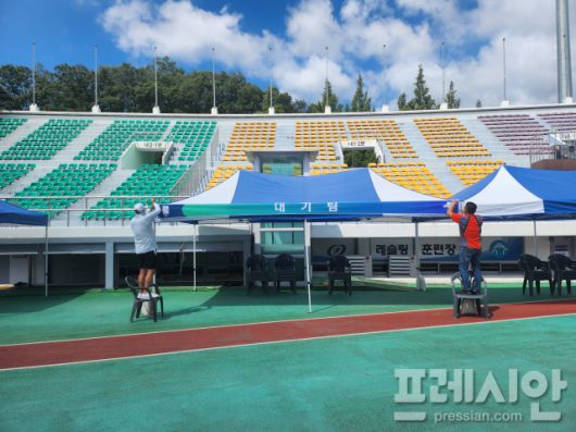 ▲경북·안동시축구협회의 임원 및 관계자들이 대회 준비를 위해 분주히 움직이고 있다. ⓒ 프레시안(김종우)