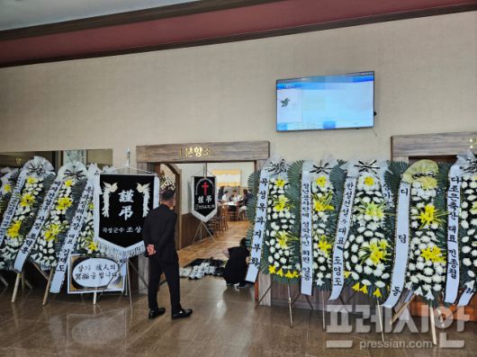 ▲13일 수해복구 현장 사고로 사망한 A씨의 장례식장에 유족과 조문객들이 방문하고 있다.2025.08.13ⓒ프레시안(김보현)