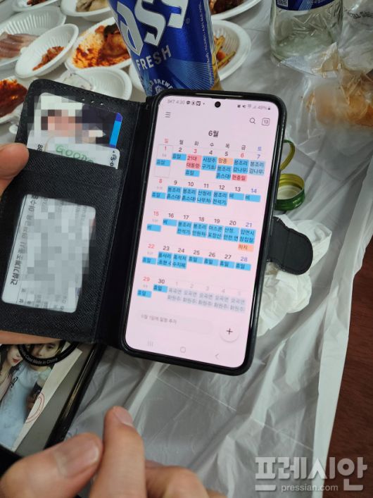 ▲유족이 고인의 핸드폰에 빼곡히 기록된 작업 일정을 보여주고 있다.2025.08.13ⓒ프레시안(김보현)