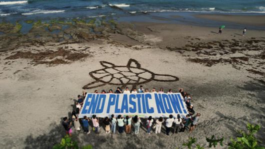 ▲그린피스 필리핀 활동가 등이 "지금 당장 플라스틱을 끝내라(END PLASTIC NOW)"라는 메시지가 담긴 대형 현수막을 펼쳤다.ⓒ그린피스
