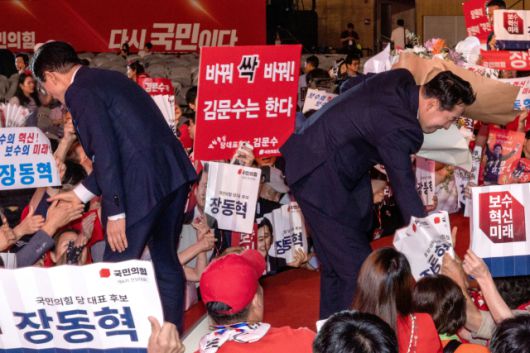 ▲국민의힘 당 대표 결선투표 진출자 김문수, 장동혁 후보가 22일 충북 청주시 오스코에서 열린 제6차 전당대회에서 지지자들과 인사하고 있다. ⓒ연합뉴스