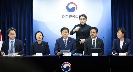 ▲구윤철 경제부총리 겸 기획재정부 장관이 22일 정부서울청사에서 열린 새정부 경제성장전략 관계부처 합동 브리핑에서 발언하고 있다. 왼쪽부터 문신학 산업통상자원부 1차관, 한성숙 중소벤처기업부 장관, 구 부총리, 배경훈 과학기술정보통신부 장관, 송미령 농림축산식품부 장관. ⓒ연합뉴스