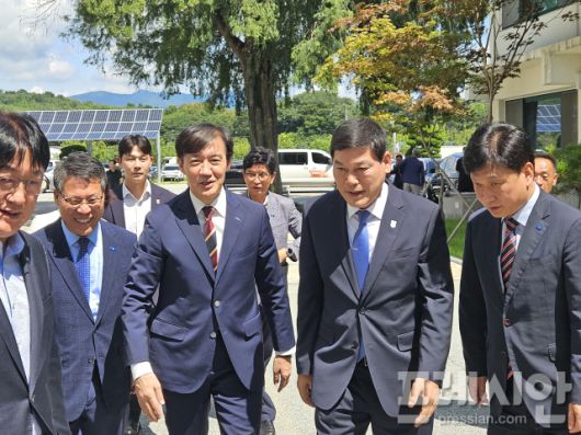 ▲27일 전남 담양군청 앞에서 조국 조국혁신당 혁신정책연구 원장이 대화를 나누며 걷고 있다. 조원장의 왼쪽에 박웅두 곡성지역위원장 겸 농어촌위원장, 우측이 정철원 담양군수. 조 원장은 묘역에서 절을하면서 생긴 바지 무릎 쪽 얼룩을 닦기도 하고 담양의 수해 피해를 질문했다.2025.08.27ⓒ프레시안(김보현)