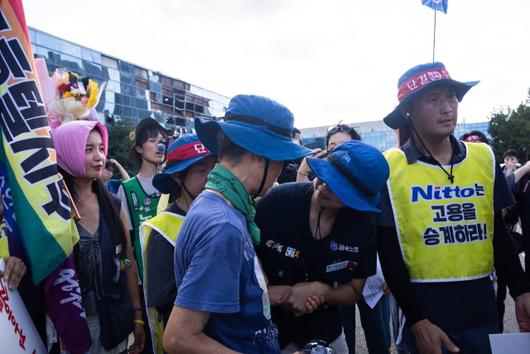 ▲ 29일 경북 구미 한국옵티칼하이테크 공장 고공농성장에서 내려온 박정혜 한국옵티칼지회 수석부지회장이 김진숙 민주노총 부산본부 지도위원과 인사를 나누고 있다. ⓒ민주노총