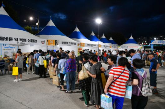 ▲ ‘제16회 시민건강체험마당’ 행사장에서 생활 속 건강 습관을 점검하는 상담과 검진을 받기 위해 줄을 선 시민들.ⓒ영주시(사진제공)