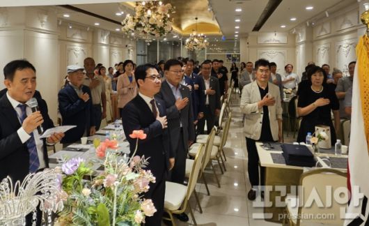 ▲행사 시작에 앞서 참석자들이 모두 자리에서 일어나 국민의례를 하고 있는 모습. ⓒ프레시안