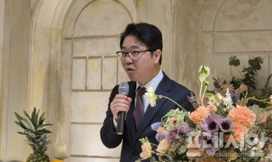 ▲지성호 함경북도지사가 무대에 올라 축사를 하고 있다. ⓒ프레시안