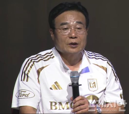 ▲6일 광주 서구 김대중컨벤션센터에서 출판기념토크콘서트 무대에서 이병훈 더불어민주당 호남발전특별위원회 수석부위원장이 마이크를 잡고 발언하고 있다.2025.09.06ⓒ프레시안(김보현)