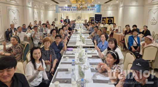 ▲행사 참석자들이 손가락 하트를 만들며 단체 기념 촬영을 하고 있다. ⓒ프레시안