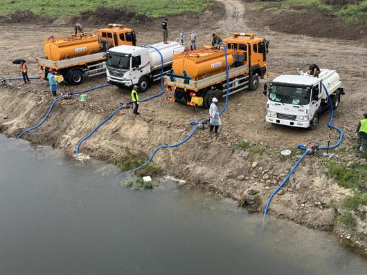 ▲육군이 지난 2일부터 가뭄 장기화로 재난지역으로 선포된 강원 강릉시에 급수 차량과 장병들을 지원해 급수난 해소를 돕고 있다고 4일 밝혔다. 군 장병들이 오봉저수지로 급수를 위해 연곡천에서 물을 받고 있다. ⓒ연합뉴스