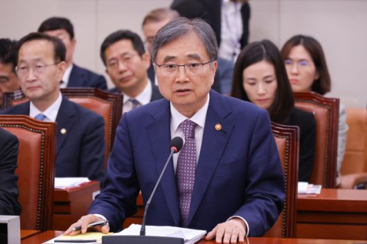 ▲ 조현 외교부 장관이 8일 서울 여의도 국회에서 열린 외교통일위원회 현안 질의에 출석해 미 조지아 한국업체에 대한 미국 이민 단속 당국의 불법체류·고용 단속과 관련한 의원 질문에 답하고 있다. ⓒ연합뉴스