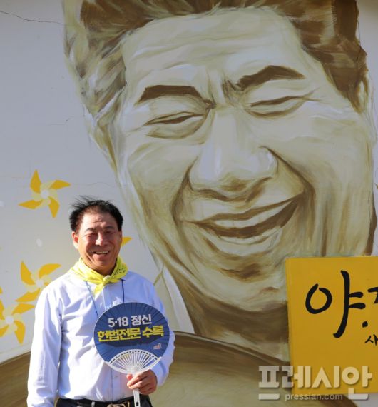 ▲31일 경남 김해 봉하마을에서 열린 2025봉하음악회에서 김용태 전 노무현재단 광주지역위원회 시민학교장이 웃고 있다.2025.08.31ⓒ김용태 전 노무현시민학교장