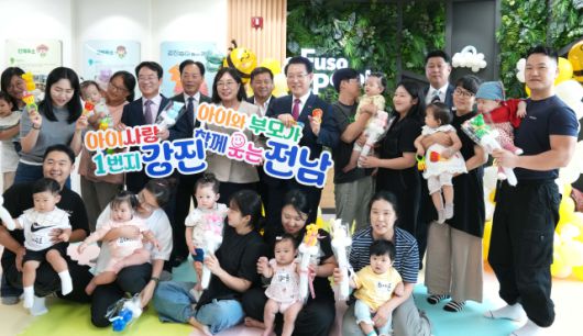 ▲12일 오후 웰니스푸소센터에서 열린 강진군 정책비전투어에서 김영록 지사가 현장 참여 주민과 기념촬영을 하고 있다.2025.09.12ⓒ전남도 제공