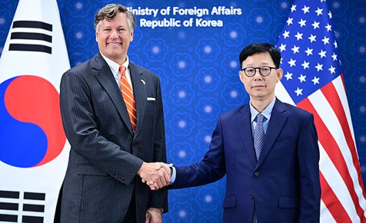 ▲ 14일 외교부는 박윤주(오른쪽) 외교부 제1차관과 크리스토퍼 랜다우 미 국무부 부장관이 한미 외교차관회담을 개최했다고 전했다. ⓒ외교부 제공