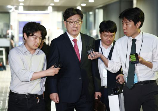 ▲윤석열 정부와 통일교 간 '정교 유착'의 발단으로 지목된 국민의힘 권성동 의원이 16일 서울 서초구 서울중앙지법에서 열린 구속 전 피의자 심문(영장실질심사)을 마친 뒤 대기 장소인 서울구치소로 향하고 있다. ⓒ연합뉴스