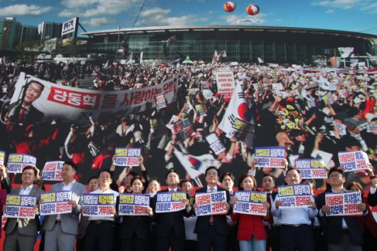 ▲국민의힘 장동혁 대표와 송언석 원내대표 등 국민의힘 관계자들이 21일 대구 동구 동대구역 광장에서 열린 '야당탄압·독재정치 국민 규탄대회'에 참가해 여당 규탄 피켓을 들고 있다. ⓒ연합뉴스