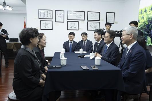 ▲김동연 경기도지사가 독립유공자 후손들과 대화를 나누고 있다. ⓒ경기도