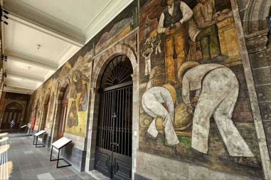▲ 리베라의 다양한 벽화들을 감상할 수 있는 '살아 있는 벽화박물관' ⓒ손호철